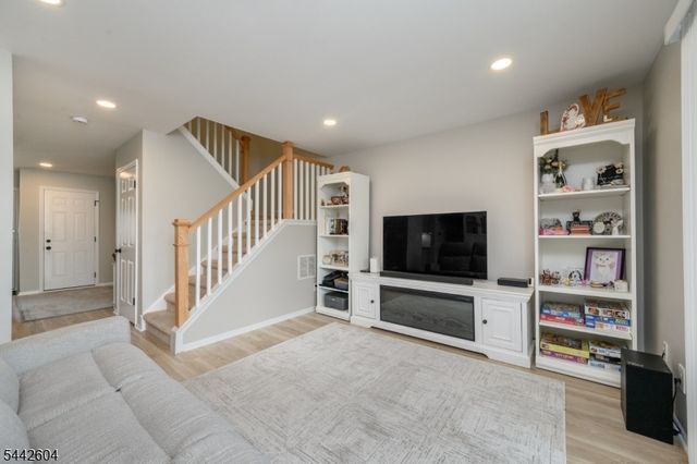 18 Holly Ct, Raritan Twp., NJ 08822