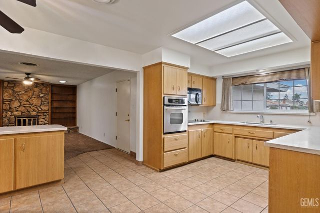 6008 Eugene Place, Bakersfield, CA 93308