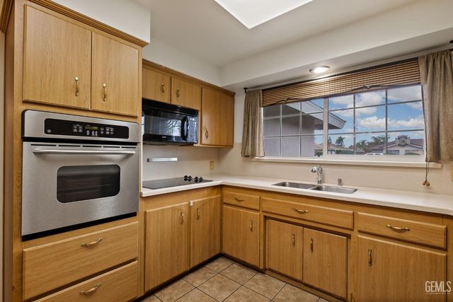 6008 Eugene Place, Bakersfield, CA 93308