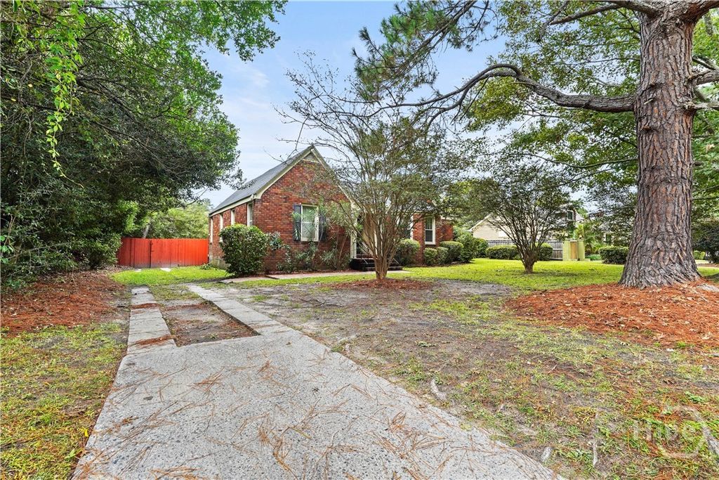 Image 5 of property listing at 622 E 60th Street, Savannah, GA 31405