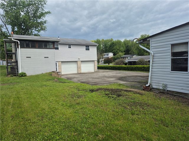 22 W Glennis Dr, Hempfield Twp, PA 15601
