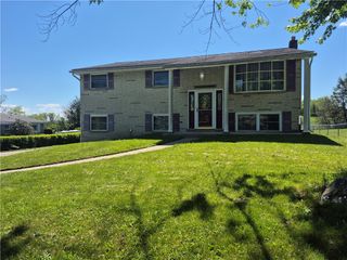 22 W Glennis Dr, Hempfield Twp, PA 15601