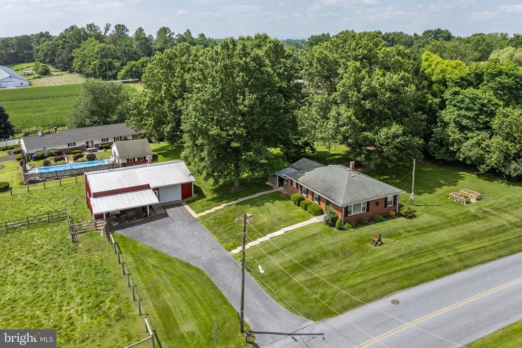 353 S MARKET ST, Schaefferstown, PA 17088