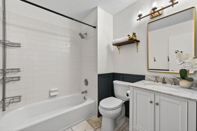 1455 W Wolfram Street A, Chicago, IL 60657