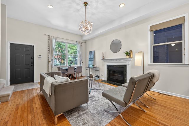 1455 W Wolfram Street A, Chicago, IL 60657