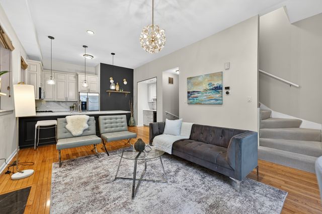 1455 W Wolfram Street A, Chicago, IL 60657
