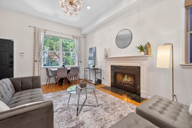 1455 W Wolfram Street A, Chicago, IL 60657