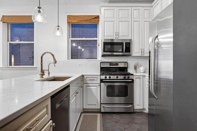 1455 W Wolfram Street A, Chicago, IL 60657