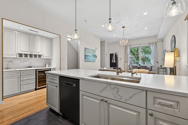 1455 W Wolfram Street A, Chicago, IL 60657