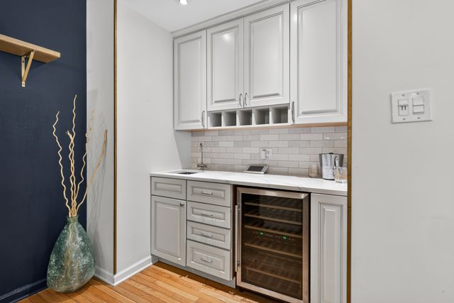 1455 W Wolfram Street A, Chicago, IL 60657