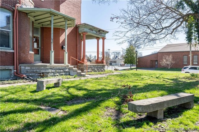 209 E Chestnut Street, Jeffersonville, IN 47130