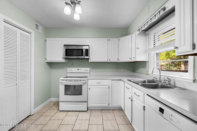 2833 Yorkshire Blvd, Louisville, KY 40220