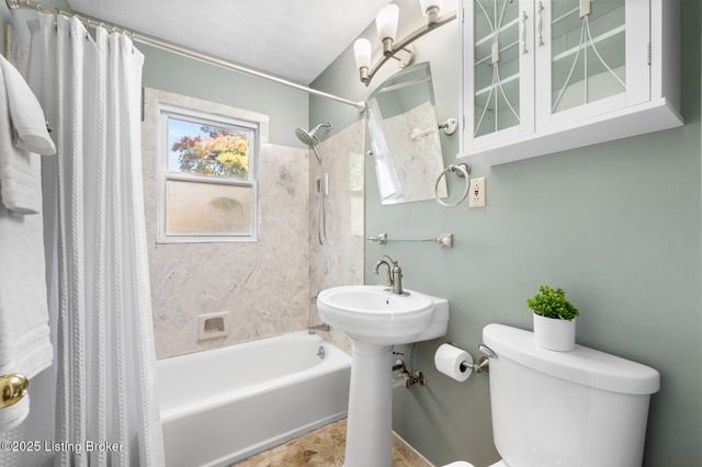 2833 Yorkshire Blvd, Louisville, KY 40220