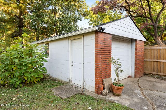 2833 Yorkshire Blvd, Louisville, KY 40220