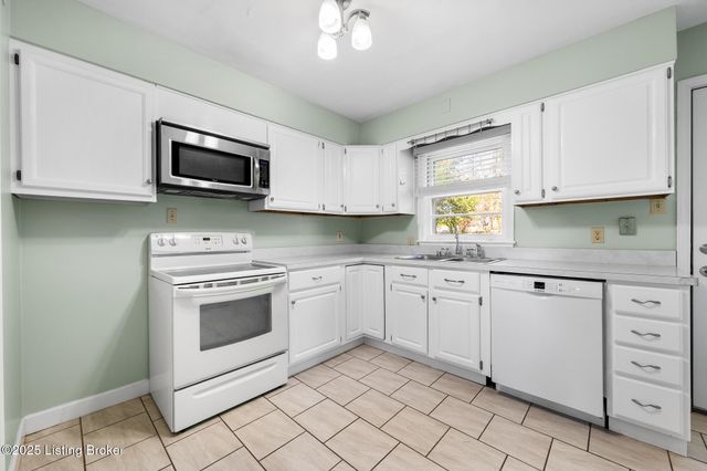 2833 Yorkshire Blvd, Louisville, KY 40220