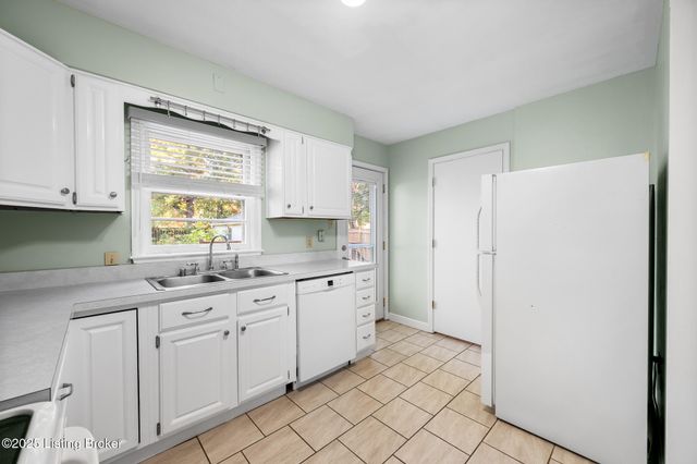 2833 Yorkshire Blvd, Louisville, KY 40220