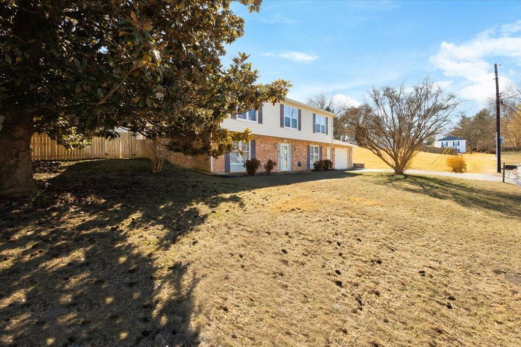 3650 Kentland DR, Roanoke, VA 24018