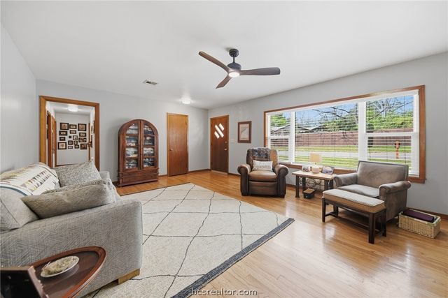 1607 South Chappell Hill Street, Brenham, TX 77833