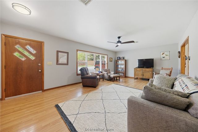 1607 South Chappell Hill Street, Brenham, TX 77833