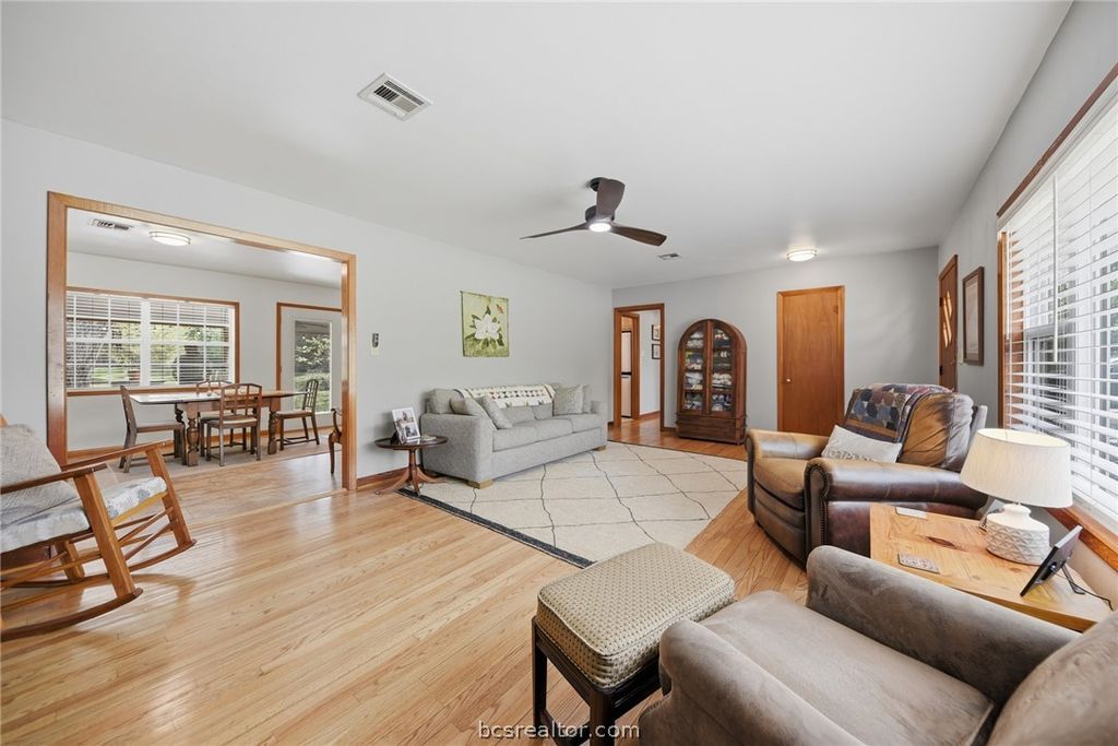 1607 South Chappell Hill Street, Brenham, TX 77833 — photo 2
