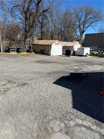 522 E 23rd Street S, Independence, MO 64055