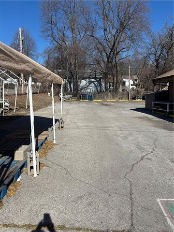 522 E 23rd Street S, Independence, MO 64055