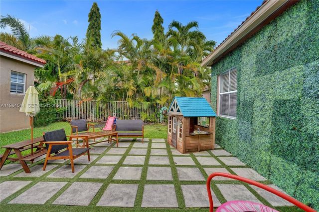 930 Bluewood Ter, Weston, FL 33327