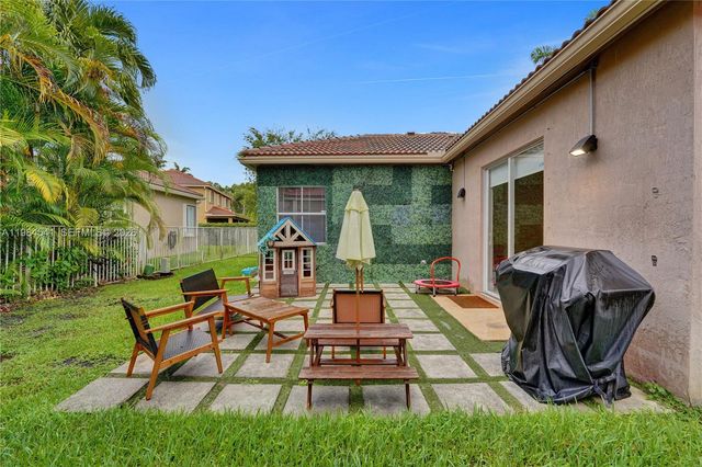 930 Bluewood Ter, Weston, FL 33327