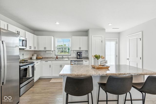 9855 Oakmont E Drive E, Pendleton, IN 46064