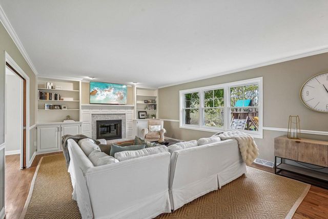 1722 Thrush LANE, Mequon, WI 53092