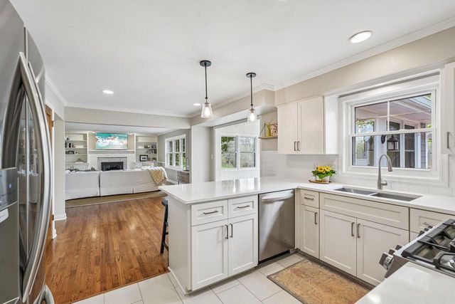 1722 Thrush LANE, Mequon, WI 53092