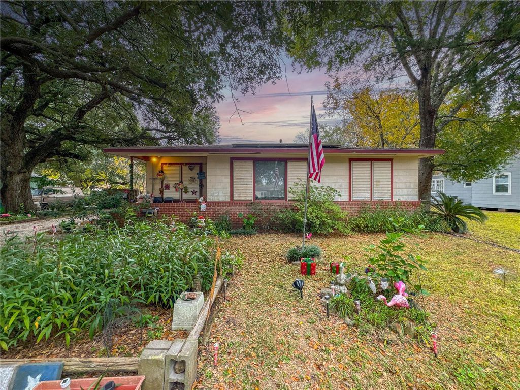 821 Cypress Street, La Marque, TX 77568