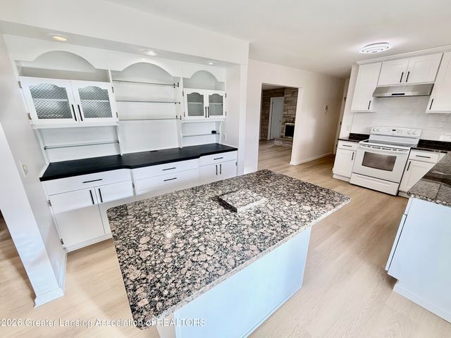 1408 Pepper Hill Drive, Lansing, MI 48917
