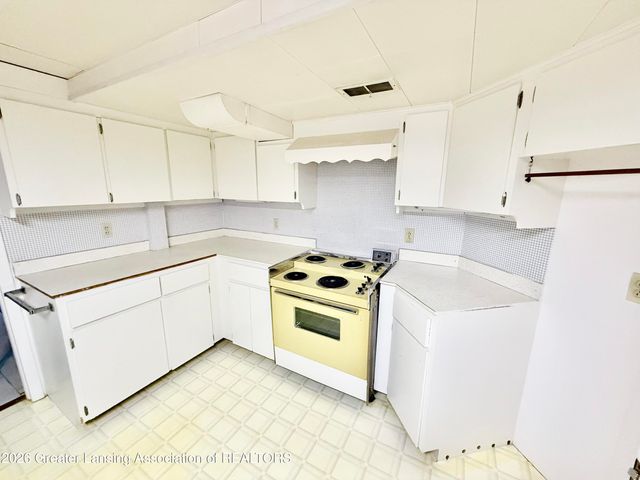 1408 Pepper Hill Drive, Lansing, MI 48917