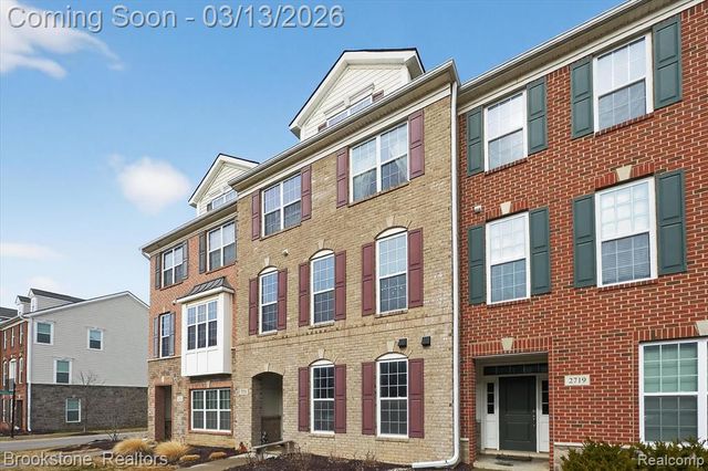 2721 S Spurway Drive, Ann Arbor, MI 48105