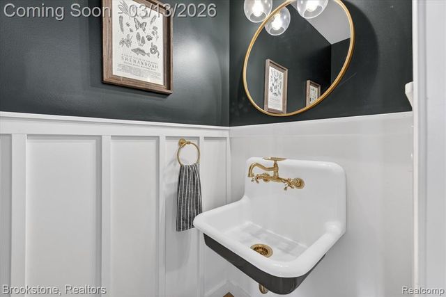 2721 S Spurway Drive, Ann Arbor, MI 48105