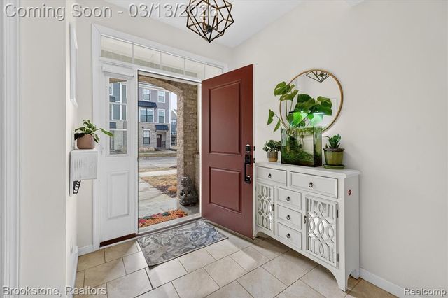 2721 S Spurway Drive, Ann Arbor, MI 48105