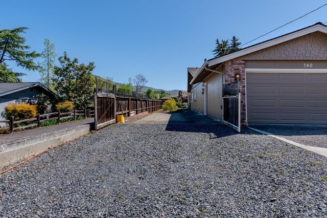 740 N Modoc Avenue, Medford, OR 97504