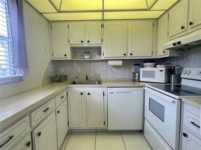 402 DORCHESTER PLACE 40, Sun City Center, FL 33573