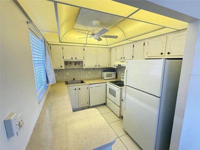 402 DORCHESTER PLACE 40, Sun City Center, FL 33573