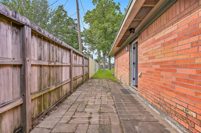2826 5th Avenue N, Texas City, TX 77590