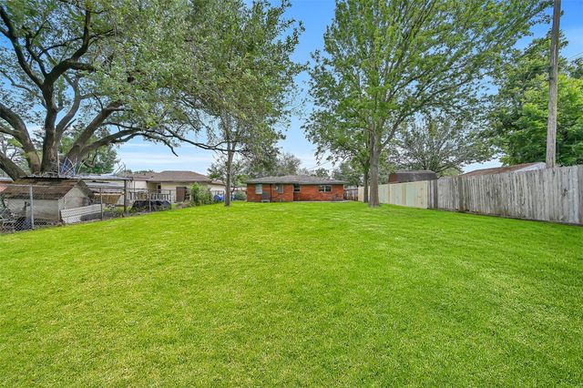 2826 5th Avenue N, Texas City, TX 77590