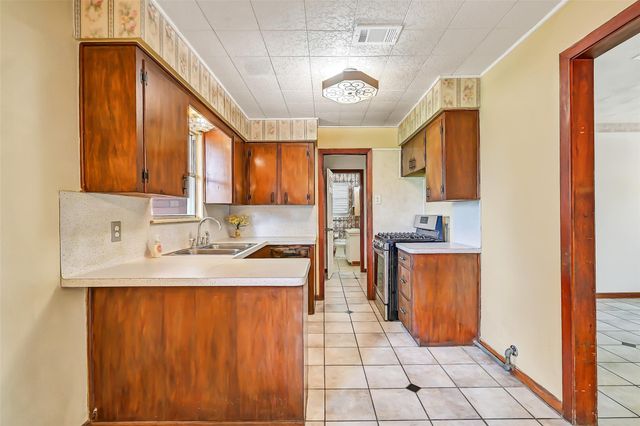 2826 5th Avenue N, Texas City, TX 77590