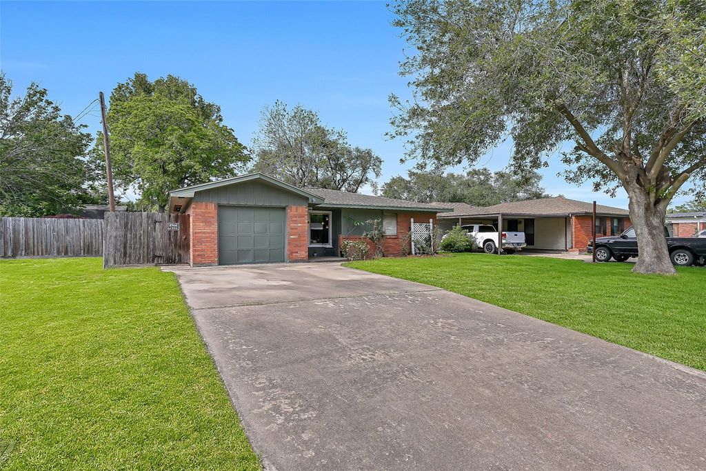 2826 5th Avenue N, Texas City, TX 77590