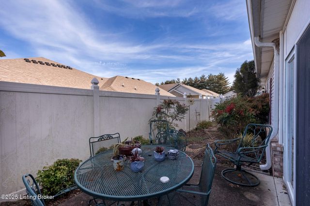 8405 Moss Garden Dr, Louisville, KY 40219