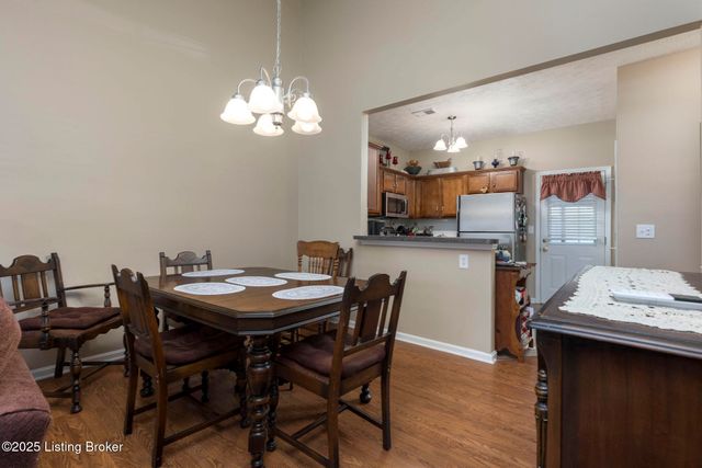 8405 Moss Garden Dr, Louisville, KY 40219