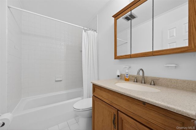 6 Anchorage Lane 5A, Oyster Bay, NY 11771