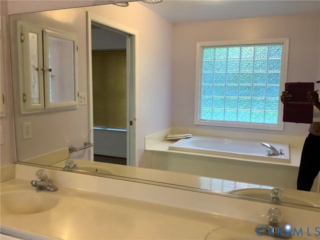 12132 Heath Pond Dr, Ashland, VA 23005