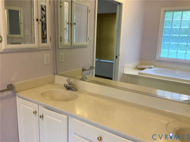 12132 Heath Pond Dr, Ashland, VA 23005