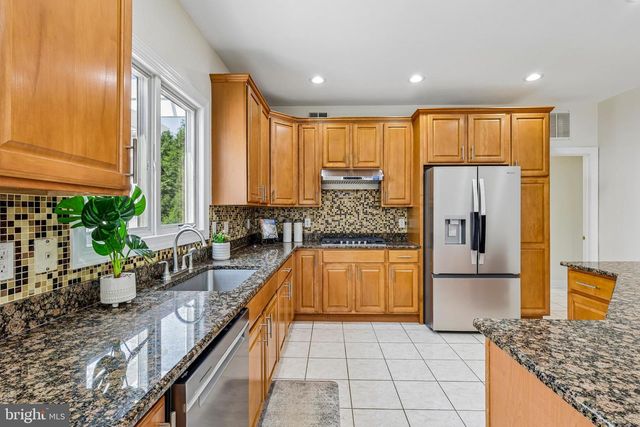 4 GOLDFINCH CT, Plainsboro, NJ 08536